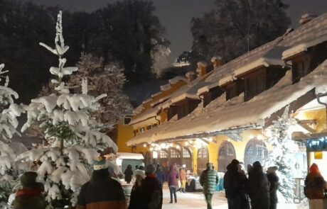 glanegger-weihnachtsmarkt-verschneit-adventpsaziergang